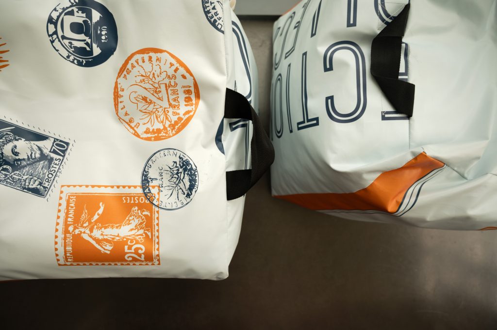 Pouf fabriqué par Raev Upcycling à partir d’une bâche de communication recyclée, réalisé pour le Musée de la Vie Quotidienne du Petit Caux.